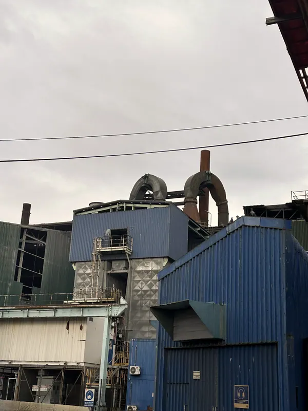 Edificio de planta con ductos de gases sobre la techumbre