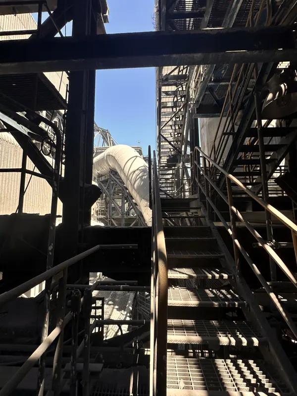 Escaleras y vigas de acero de una estructura de planta, vistas desde abajo
