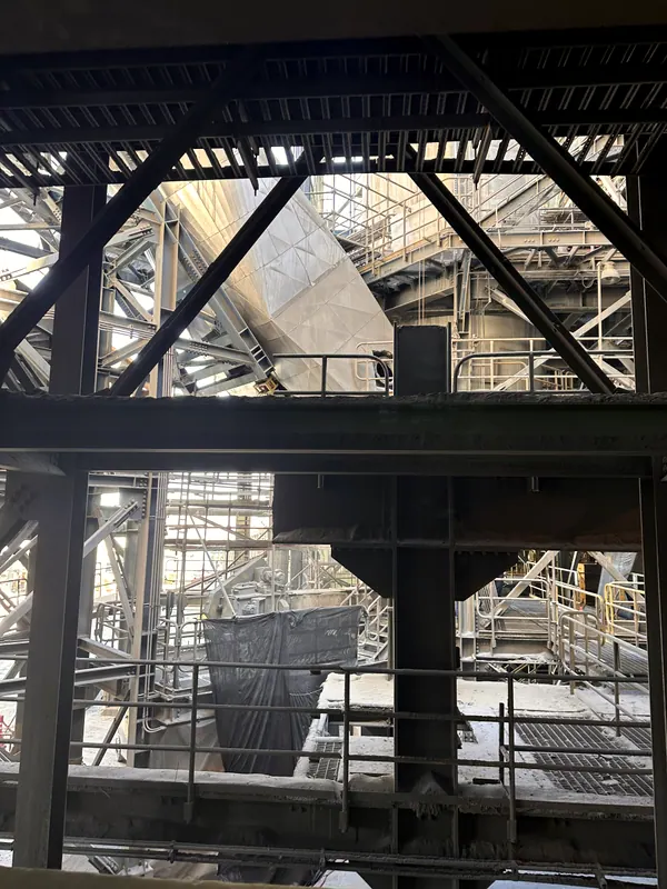 Estructura metálica y tolva dentro de una fundición