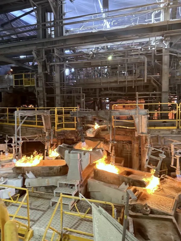 Cobre fundido en los moldes de una nave de fundición