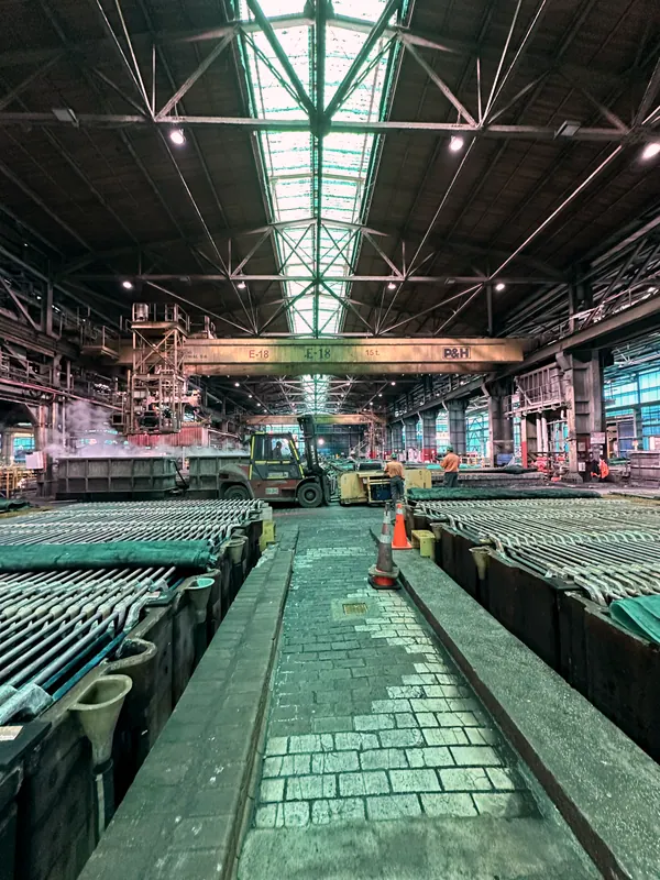 Nave de electrorrefinación con las celdas cubiertas y la grúa al fondo
