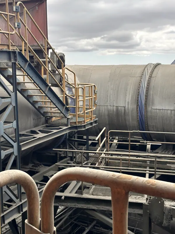 Pasarela y escalera metálica junto a un horno rotatorio