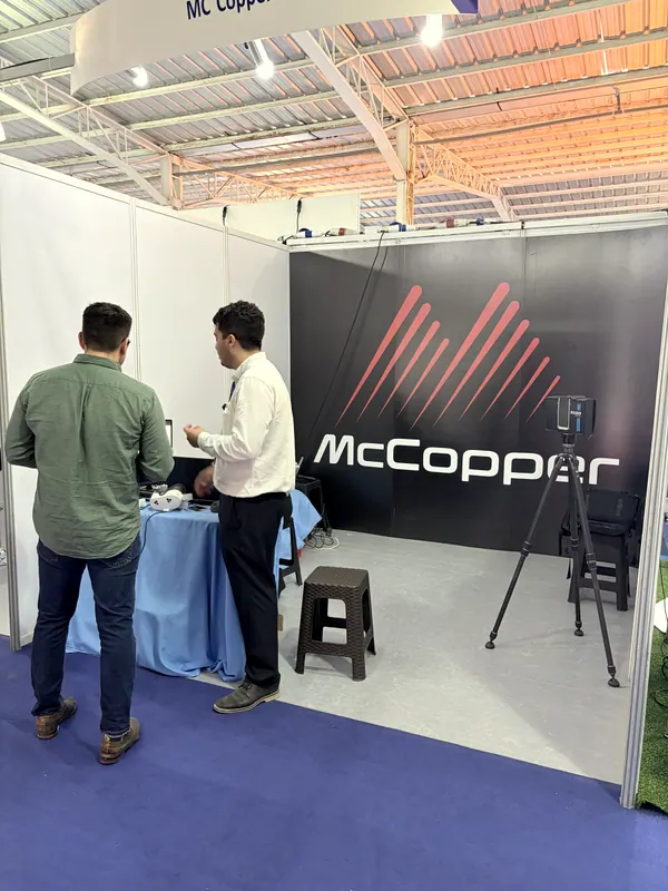 Stand de McCopper en una feria minera, con el escáner láser sobre su trípode